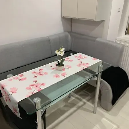 Lovely 3 Bedroom Flat With Parking Place Апартаменти *